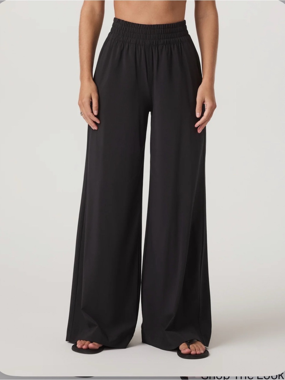 Vuori wide leg pant short large 28.5” inseam black